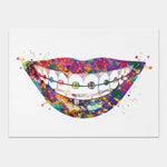 L'image présente des dents avec un appareil dentaire coloré sur un fond abstrait multicolore.