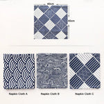Trois échantillons de motifs géométriques noir et blanc à utiliser comme nappes de table ou serviettes de table, dans des dimensions de 40 cm sur 40 cm.