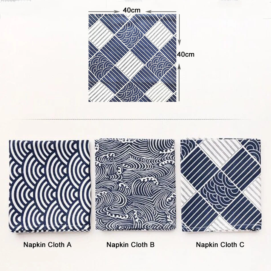 Trois échantillons de motifs géométriques noir et blanc à utiliser comme nappes de table ou serviettes de table, dans des dimensions de 40 cm sur 40 cm.