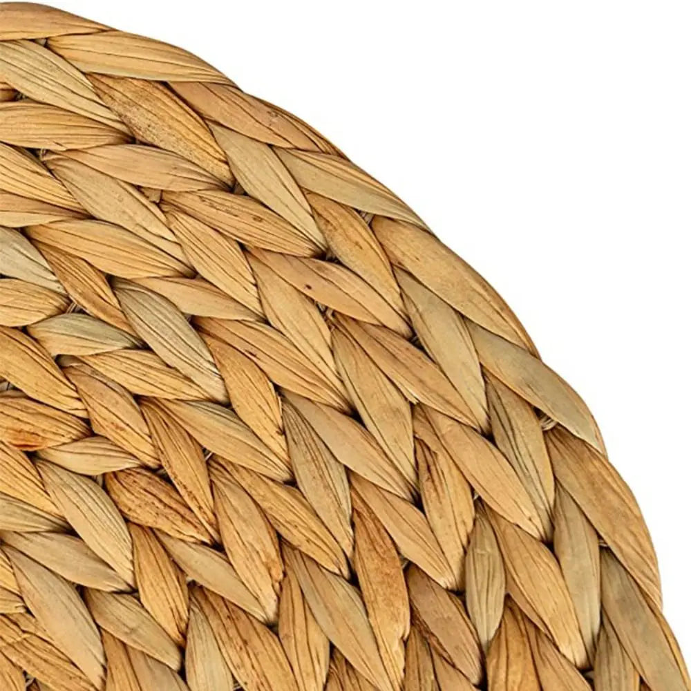 Dessous de verre en rotin jaune sur table en bois