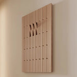 Porte-manteau mural en bois massif de couleur marron dans un salon élégant