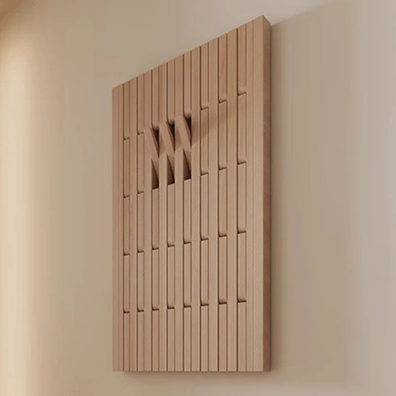 Porte-manteau mural en bois massif de couleur marron dans un salon élégant