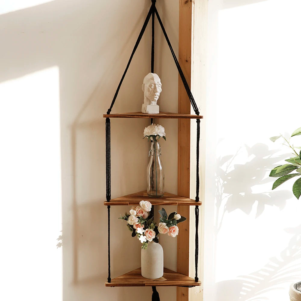 Étagère macramé triangle utilisée comme support pour petites plantes succulentes
