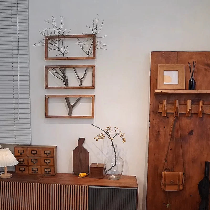 Art mural en bois flotté accroché dans un salon moderne avec décoration naturelle