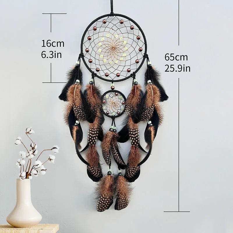 Captivante décoration murale traditionnelle avec attrape-rêves en plumes de couleur marron foncé et brun clair, mesurant 65 cm de haut.