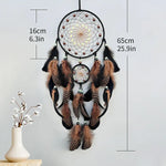 Captivante décoration murale traditionnelle avec attrape-rêves en plumes de couleur marron foncé et brun clair, mesurant 65 cm de haut.