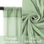 Le rideau est en tissu doux et vert pastel, avec un design à œillets qui facilite son installation sur une tringle.