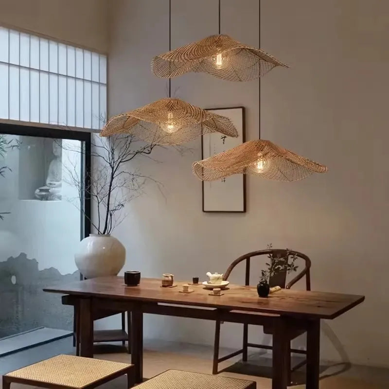 Suspension luminaire XXL en rotin vue de dessous avec éclairage allumé