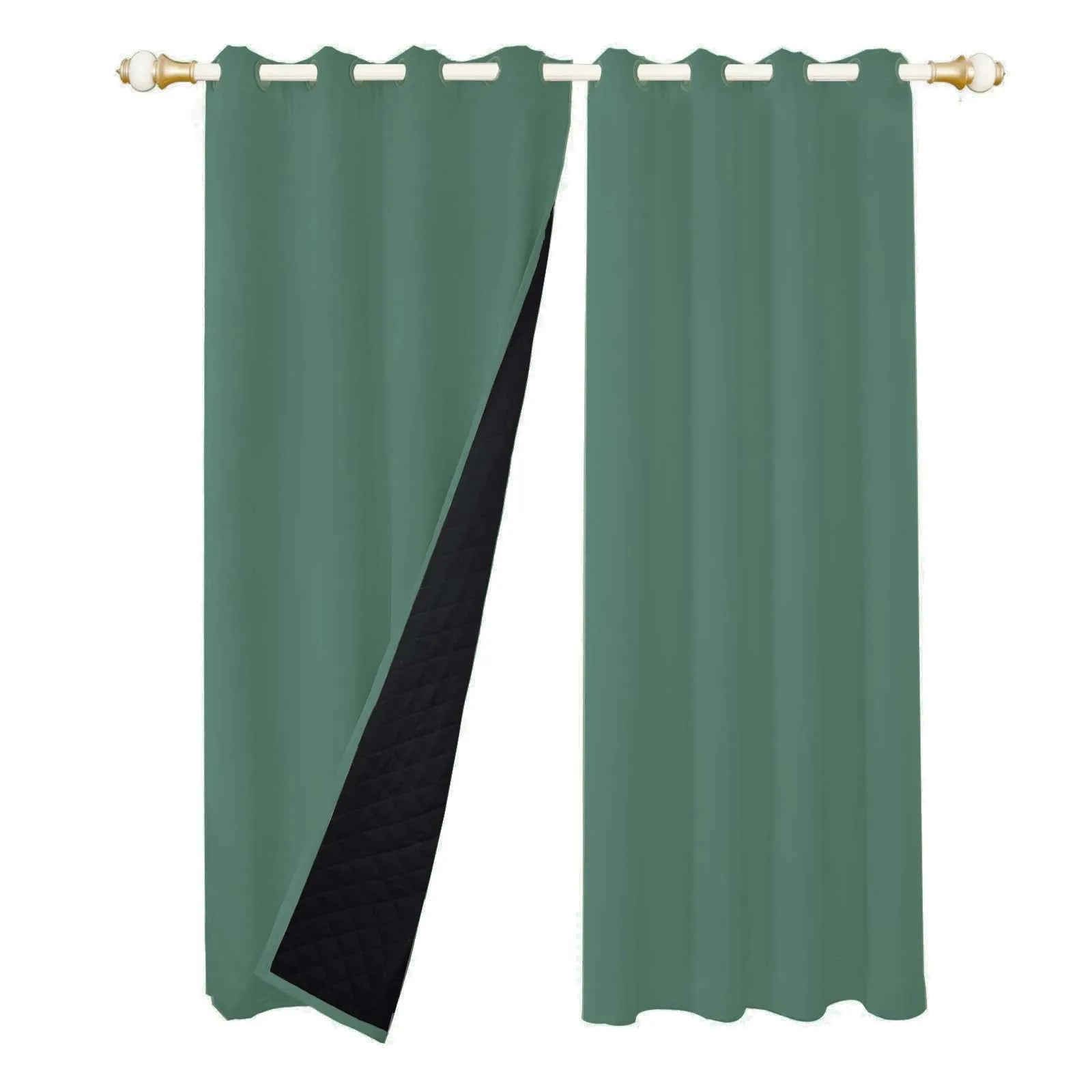 Rideau vert épais à doublure noire visible, suspendu sur une tringle dorée avec œillets, offrant une solution élégante pour l'occultation et l'isolation phonique.
