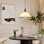 Détail de la lampe plafond LED beige avec éclairage blanc chaud