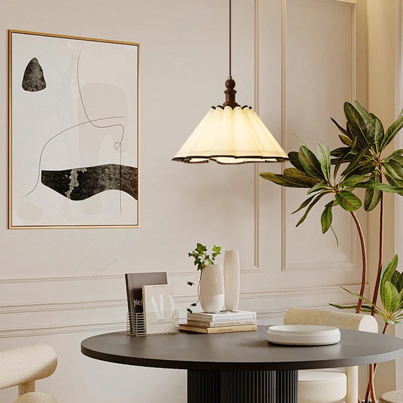 Détail de la lampe plafond LED beige avec éclairage blanc chaud