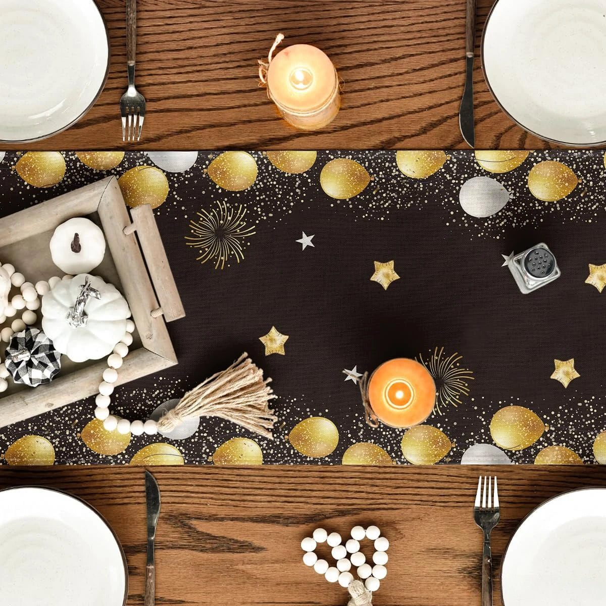 Une table élégante décorée de bougeoirs et d'accessoires brillants dans une atmosphère festive.