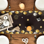 Une table élégante décorée de bougeoirs et d'accessoires brillants dans une atmosphère festive.
