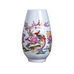 Un magnifique vase orné de motifs floraux colorés et de magnifiques oiseaux aux couleurs vives, créant une oeuvre d'art décorative.