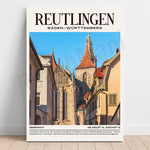 L'image montre les toits et les clochers d'un village historique allemand, Reutlingen, situé dans le land de Baden-Württemberg. Le village fait partie d'un site du patrimoine mondial de l'UNESCO et est connu pour ses bâtiments anciens et son architecture pittoresque.