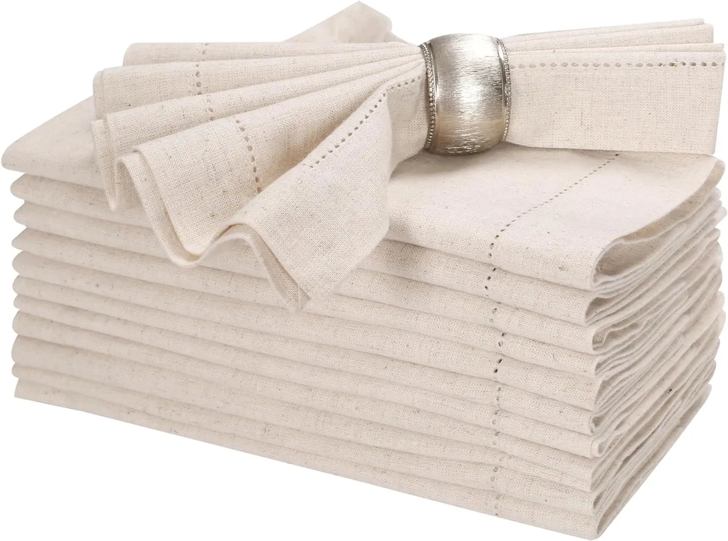Une pile de serviettes de toilette blanches et épaisses, ornées de bandes argentées sur les bords, offrant une apparence élégante et de haute qualité.