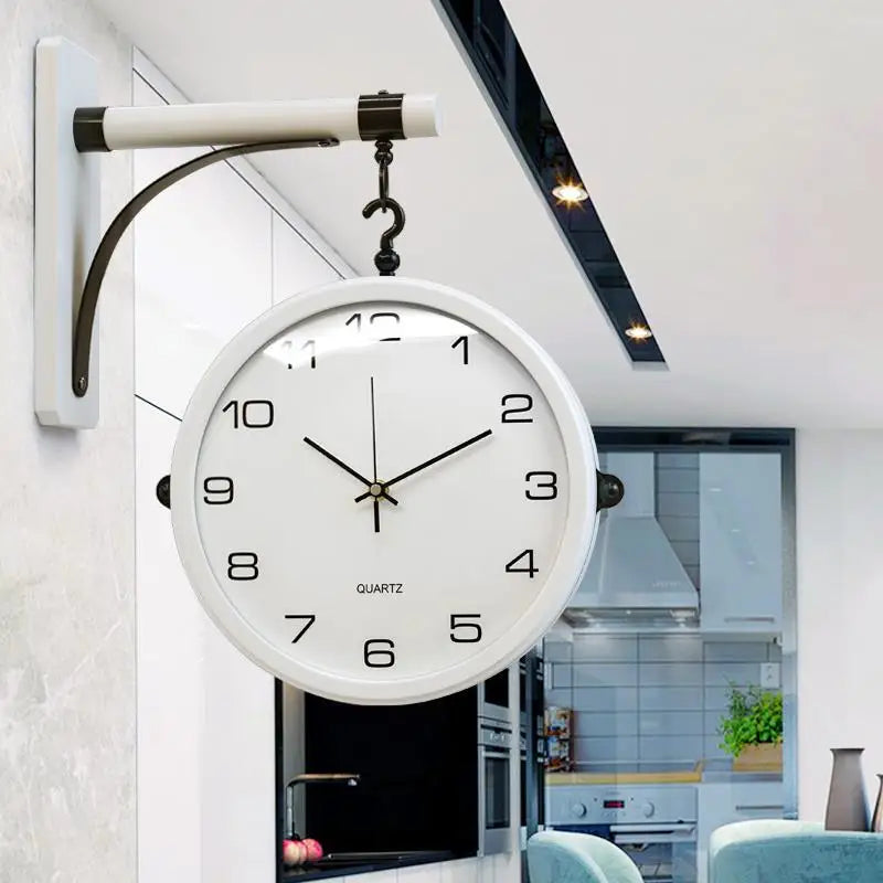 Horloge murale scandinave double face blanche sur fond neutre