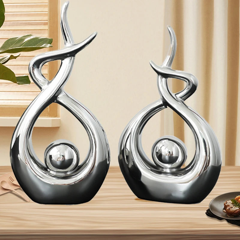 Figurine design jaune clair posée sur étagère