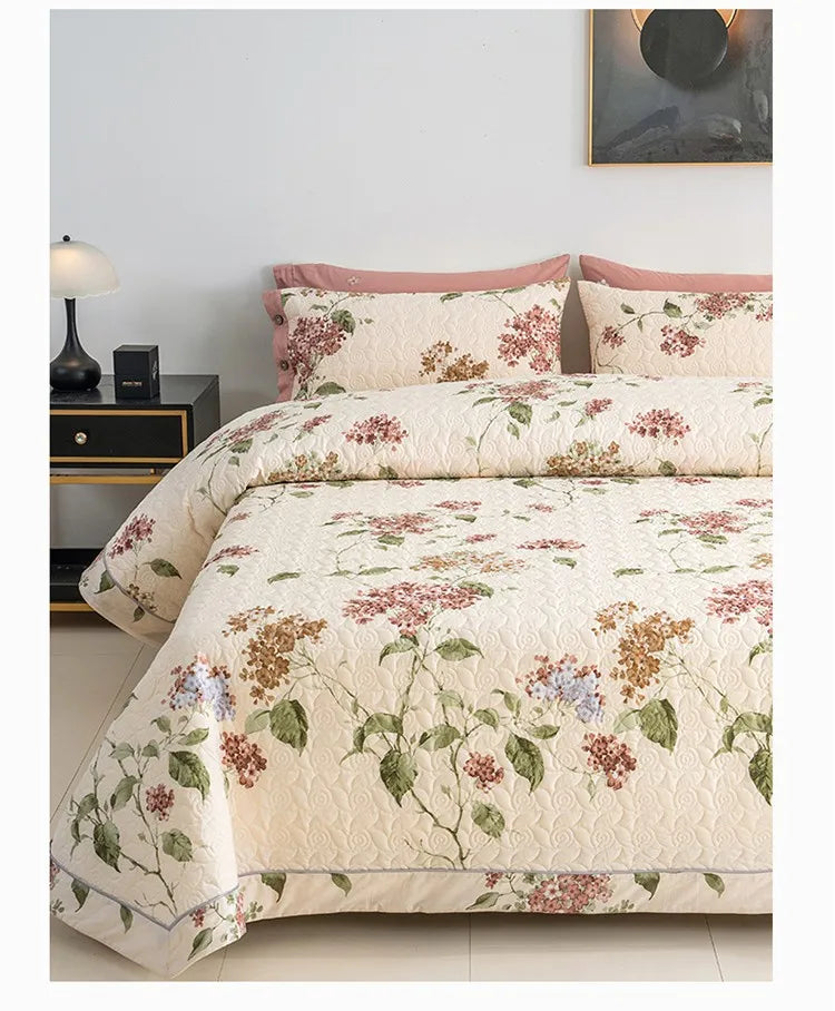 Détail de l'imprimé floral sur le couvre-lit matelassé