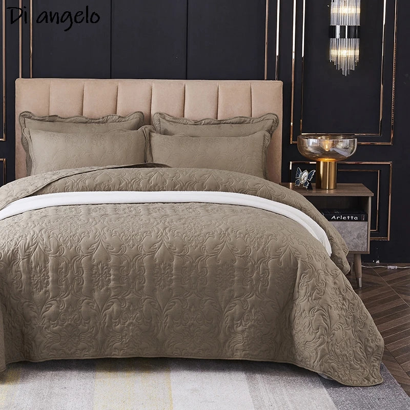 Parure de lit en lin monochrome avec couvre-lit sur un lit Queen