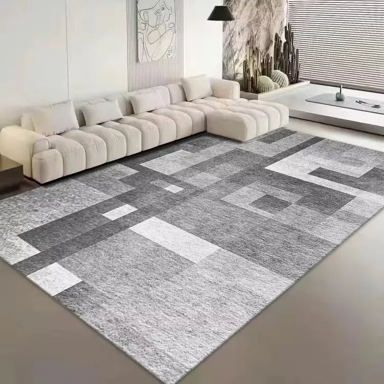Un salon moderne avec un canapé beige confortable et un tapis gris aux motifs géométriques élégants qui apportent une touche de style épuré à l'espace.