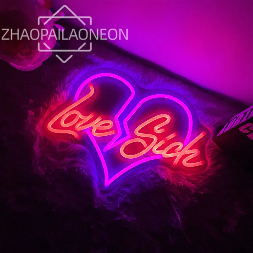 Enseigne néon LED Love Sick bleu éteinte sur un mur blanc