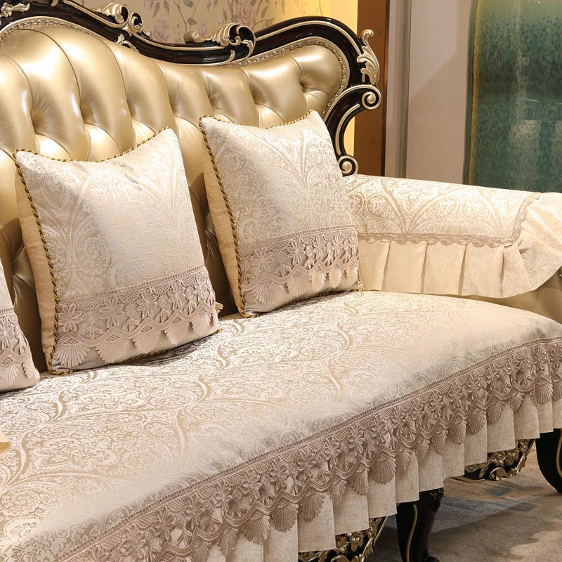 Canapé luxueux en cuir doré avec des coussins ornés de motifs floraux délicats et de franges élégantes, créant une atmosphère raffinée et chaleureuse dans cette pièce.
