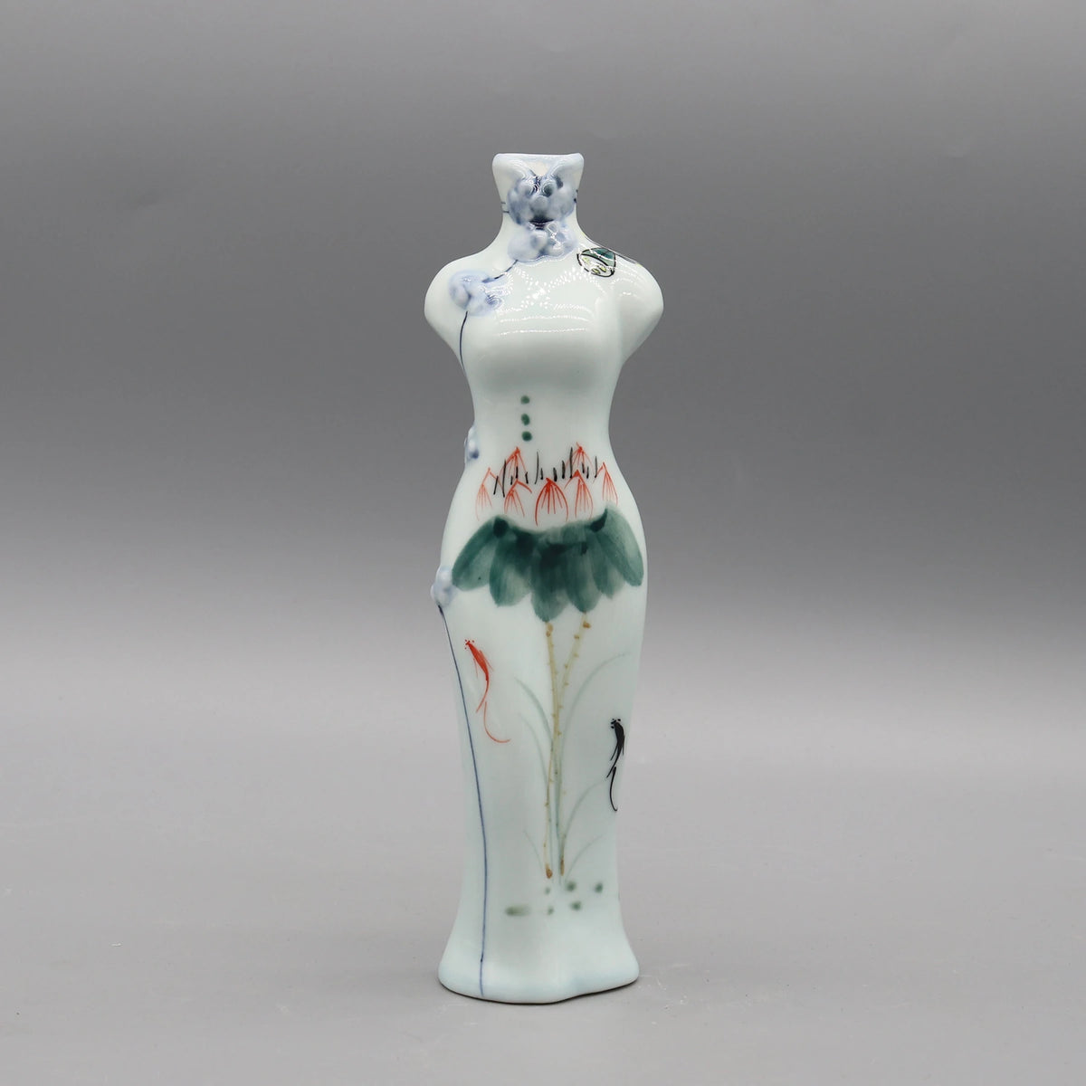 Une sculpture en céramique délicate et élégante, ornée de motifs floraux aux couleurs douces et naturelles.
