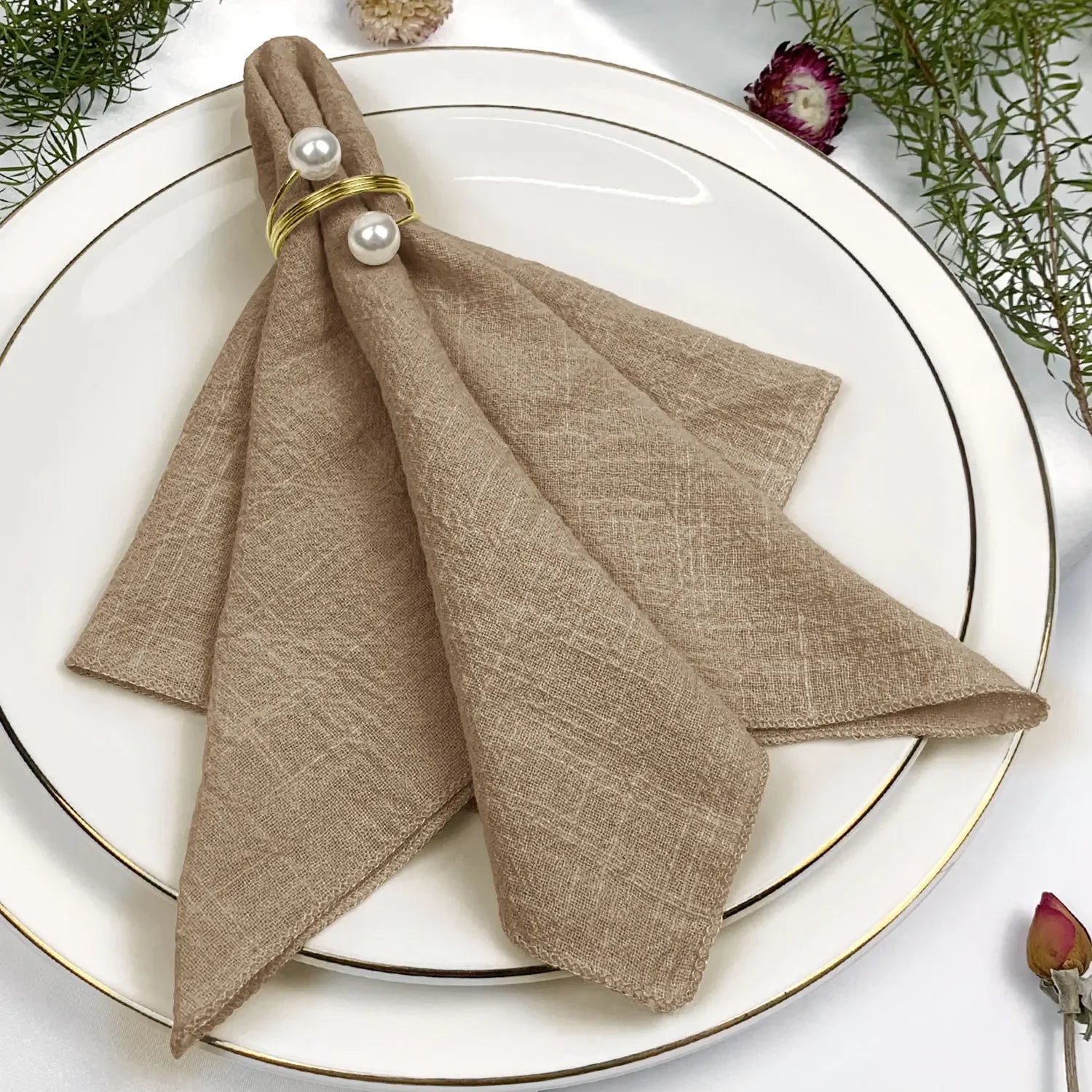 Élégante nappe beige ornée de perles sur un beau plat en porcelaine.