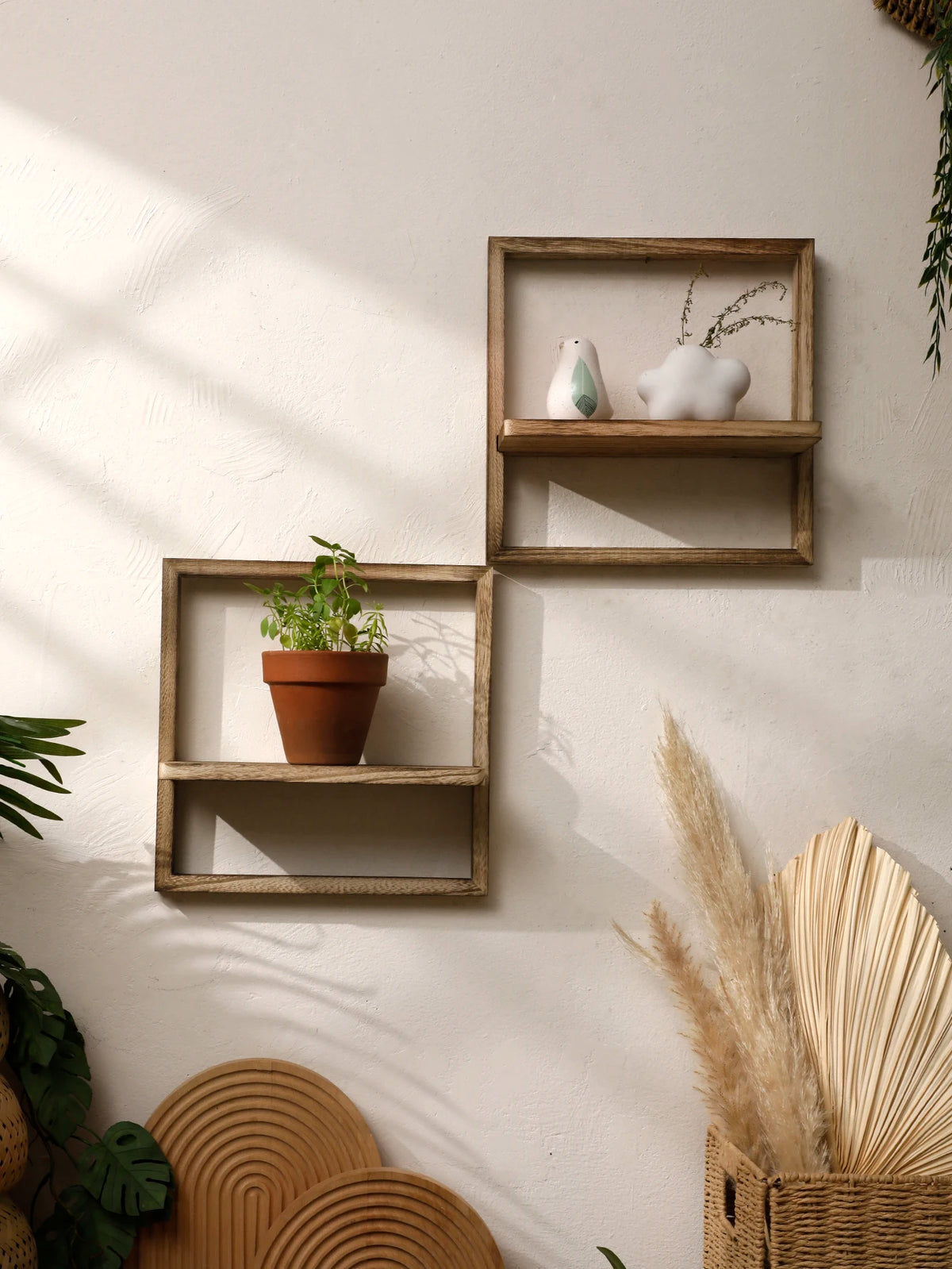 Étagère murale noire pour plantes et pots