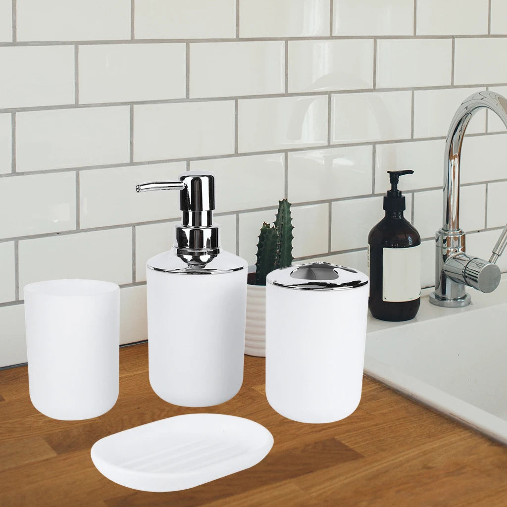 Vue d'ensemble des 4 accessoires de salle de bain sur un comptoir