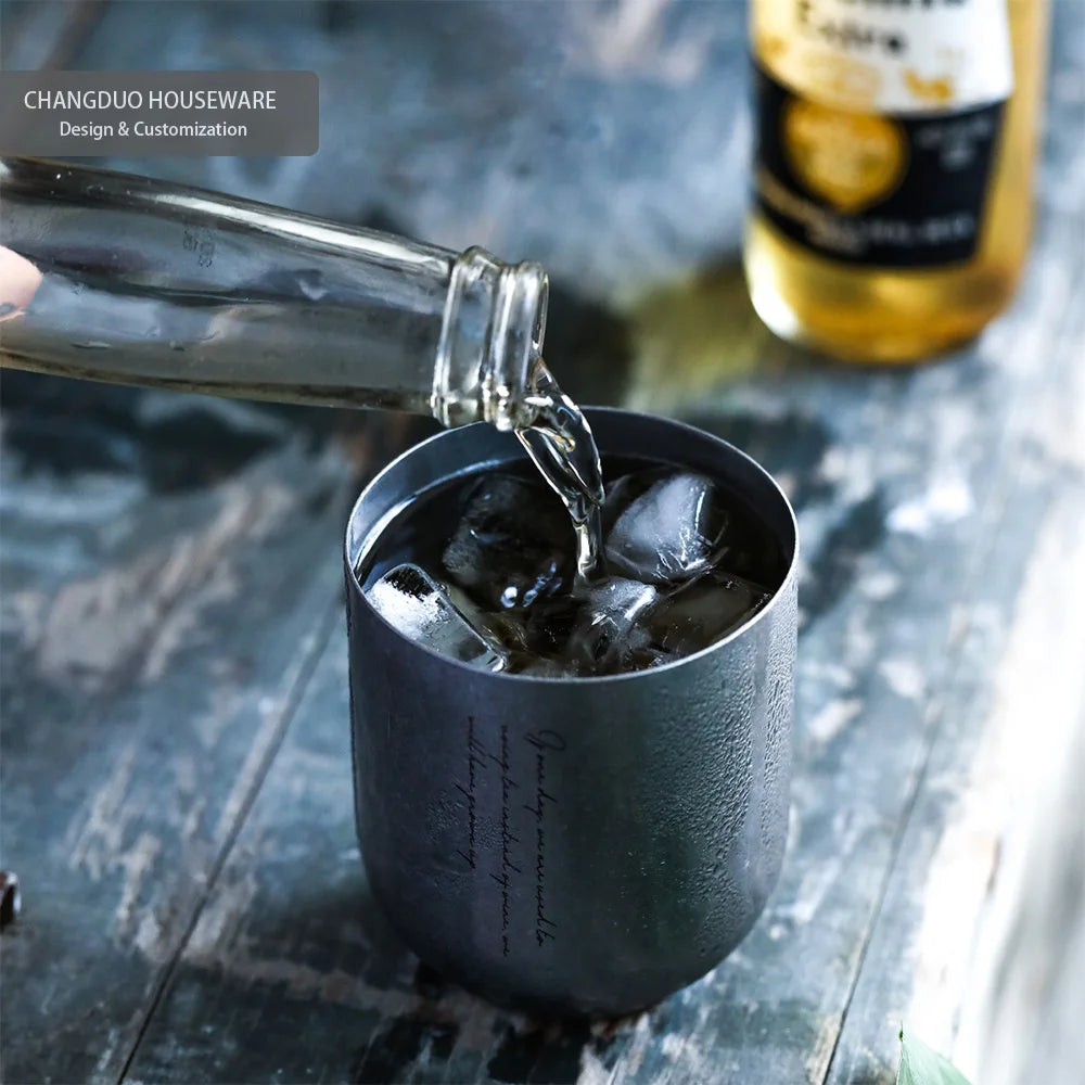 Tasse vintage jaune posée sur une table en bois