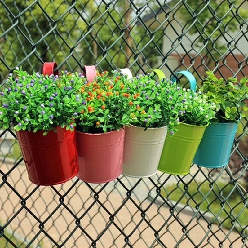 Cache pot bleu galvanisé avec plante verte