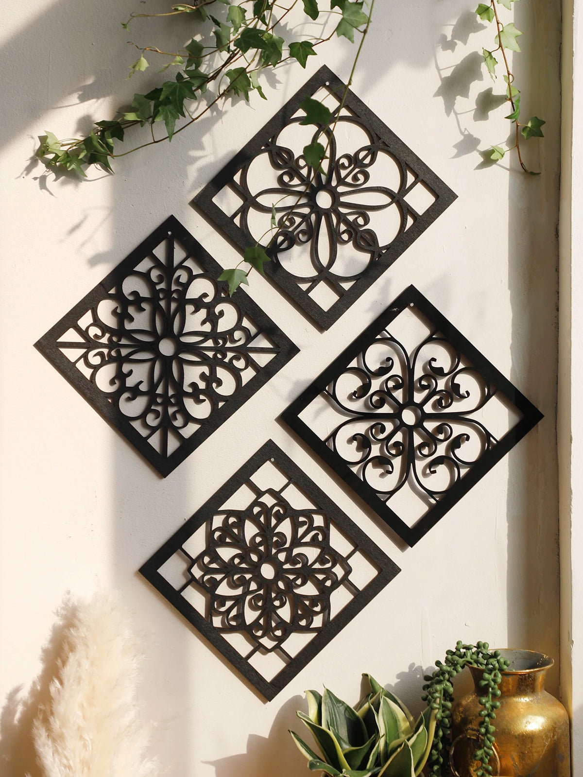 Décoration murale en bois noir 4 pièces style bohème vue de face