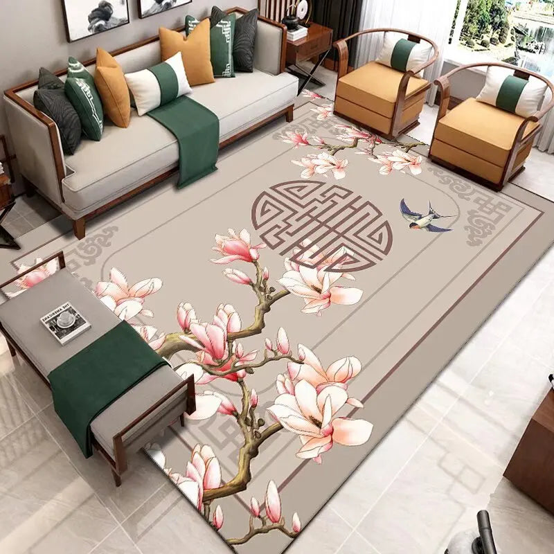 Le salon se compose d'un canapé gris, de fauteuils et d'un tapis aux motifs floraux élégants et d'inspiration orientale, créant une ambiance apaisante et harmonieuse.