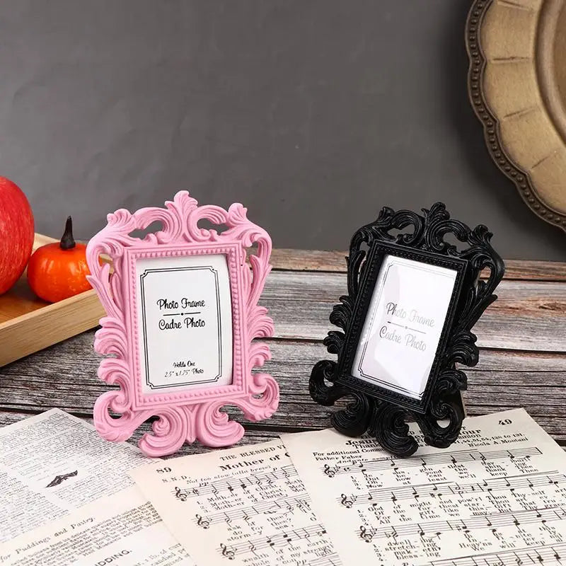 Cadre photo vintage baroque rose sur table de mariage décorée