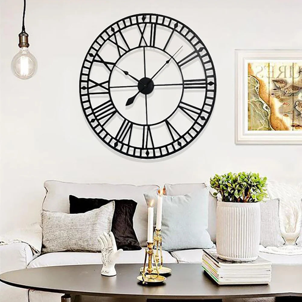 Horloge murale squelette en métal noir avec chiffres romains sur fond blanc