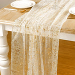 Chemin de table doré sur table de mariage