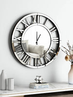 Horloge murale miroir scandinave dans un salon moderne
