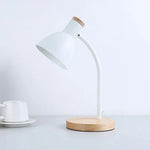 Détail du bras flexible de la lampe de chevet en bois