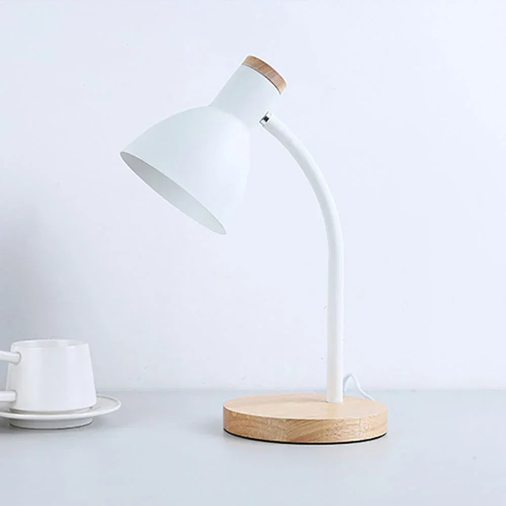 Détail du bras flexible de la lampe de chevet en bois