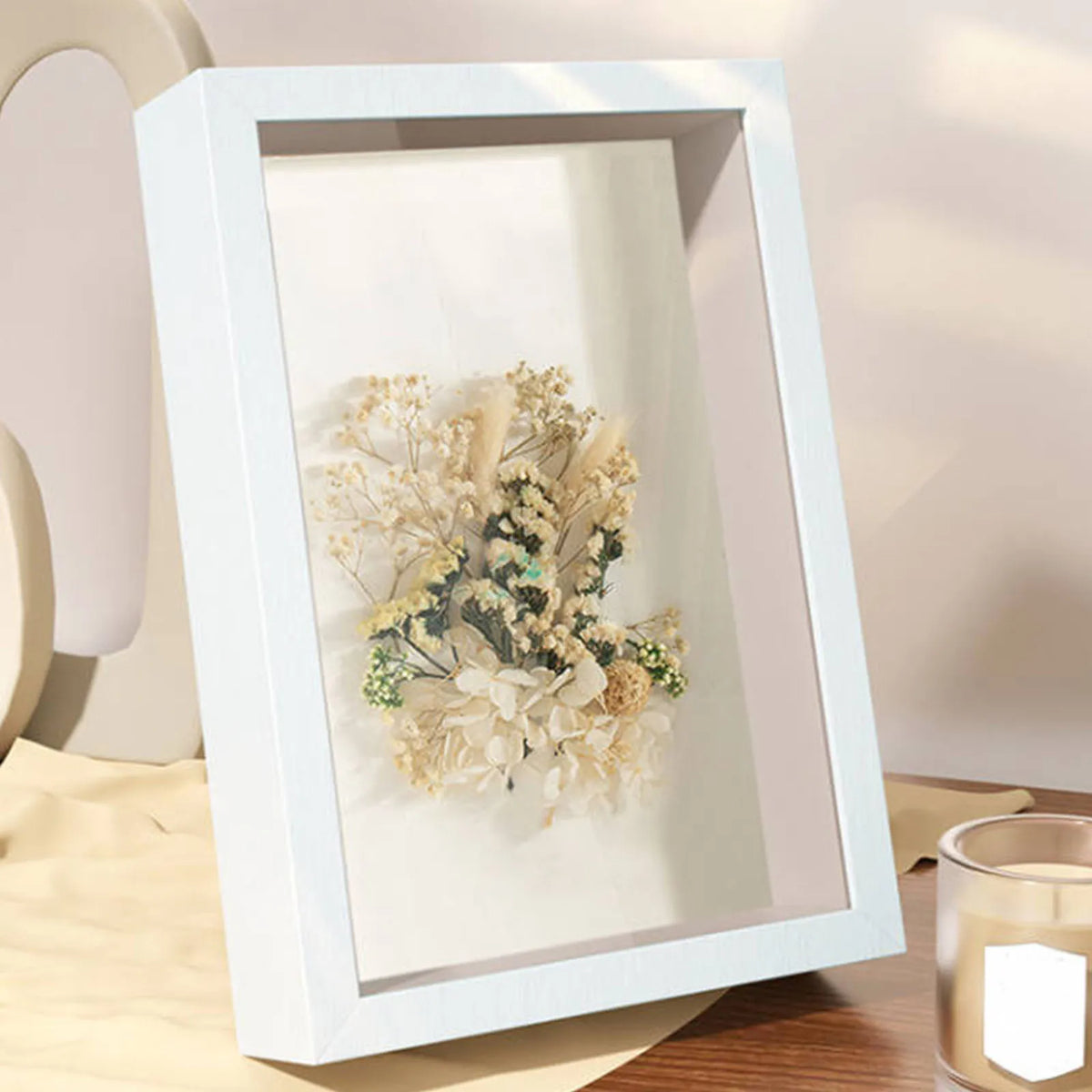 Cadre photo profond en bois accroché au mur