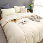 Housse de couette beige dans une chambre décorée avec style
