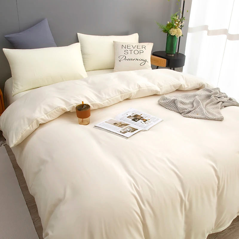Housse de couette beige dans une chambre décorée avec style