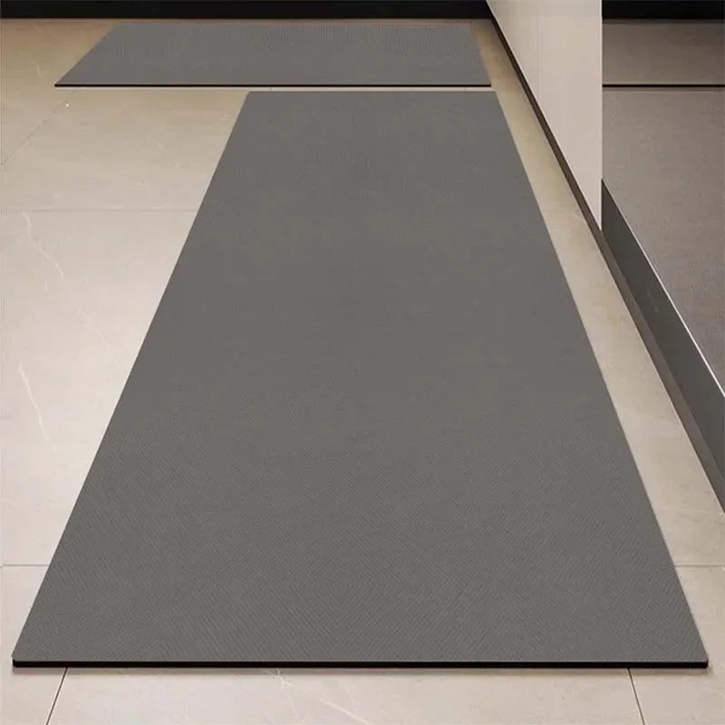 Une surface plane en gris foncé, avec des bords angulaires, posée sur un sol blanc.