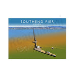 L'image montre le célèbre Southend Pier dans l'Essex, avec sa silhouette distinctive et des mouettes volant au-dessus de la mer.