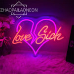 Enseigne néon LED Love Sick bleu allumée dans une chambre ado
