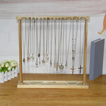 Vue de côté du présentoir à bijoux en bois avec boucles d'oreilles