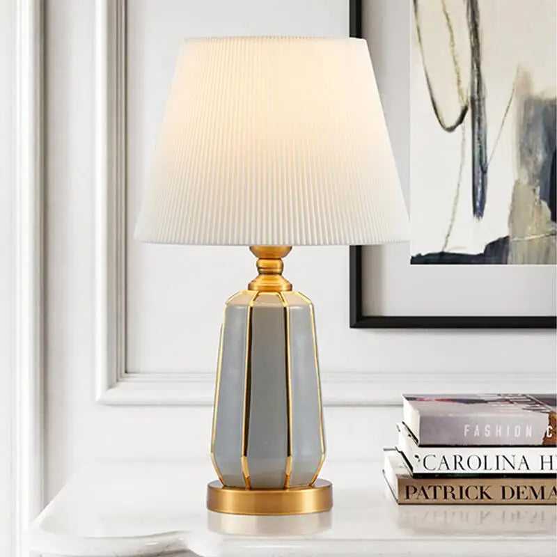 Lampe de chevet avec télécommande allumée dans un salon moderne