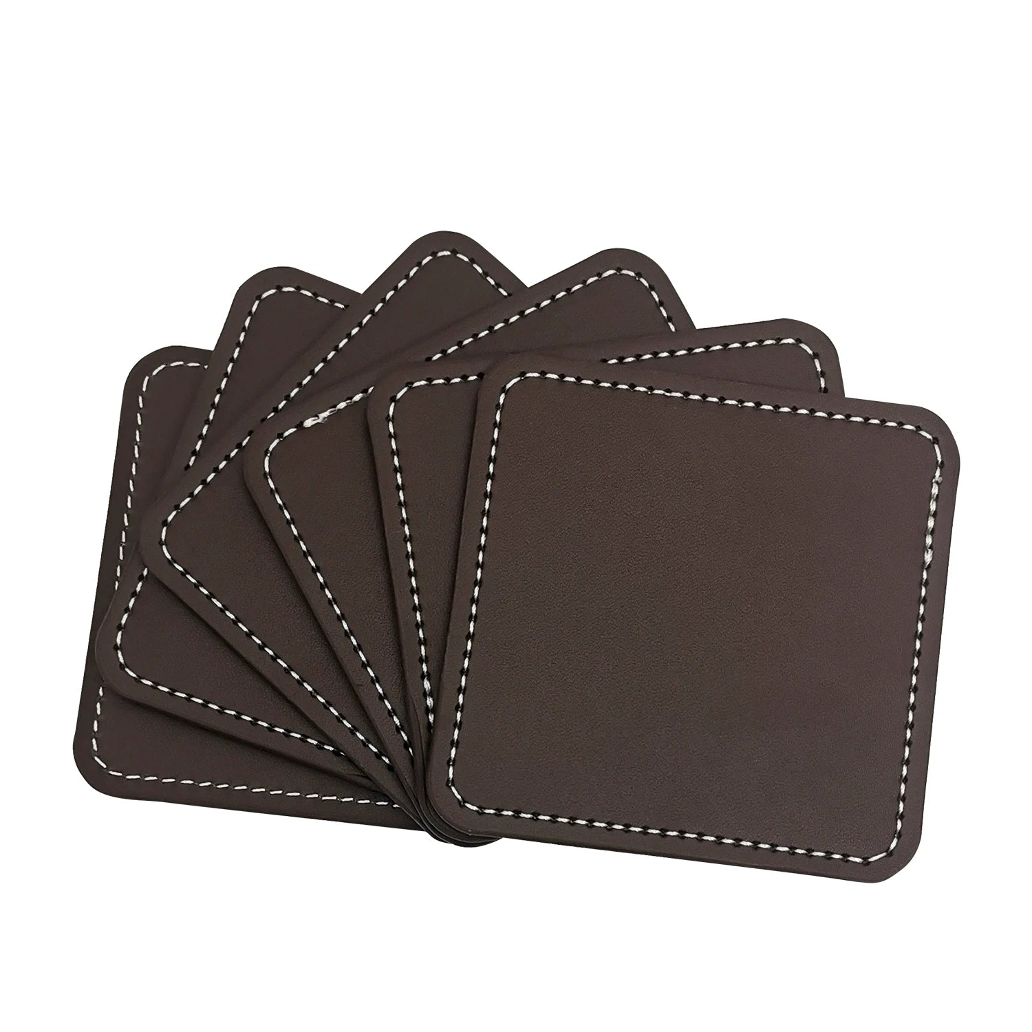 Des sets de sous-verres carrés en cuir marron foncé avec une couture blanche, offrant une finition élégante et durable.